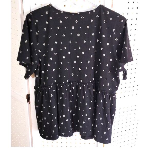 Torrid Short Sleeve Top Sz 00 M L Black White Empire Waist Babydoll V Neck Tie - Picture 2 of 9